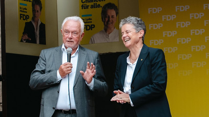 Wolfgang Kubicki mit Lydia Hüskens auf der Bühne. 