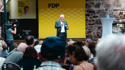 Wolfgang Kubicki auf der Bühne. 