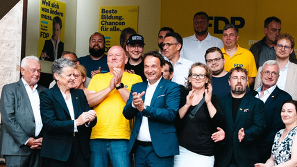 Gruppenbild des FDP-Teams auf der Bühne. 