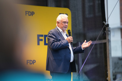 Wolfgang Kubicki auf der Bühne.
