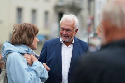 Wolfgang Kubicki redet mit Passanten. 