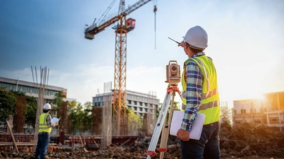 Ingenieur und Handwerker beim Bauen von Wohnungen.