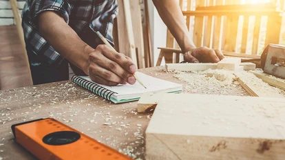 Selbstständiger Handwerker bei der Arbeit.