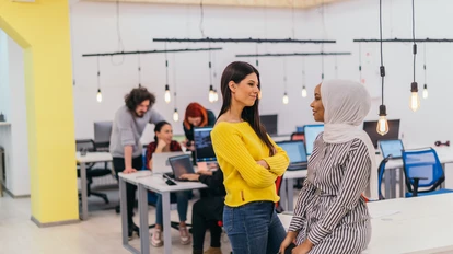 Einwanderung zwei Frauen im Gespräch im Büro