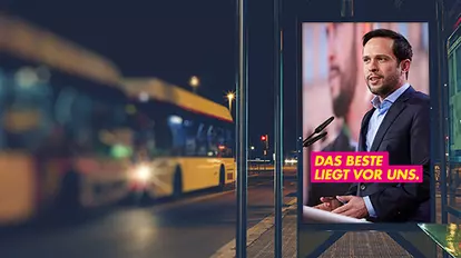 Bushaltestelle mit einem Plakat von Martin Hagen mit dem Text: Das Beste liegt vor uns.