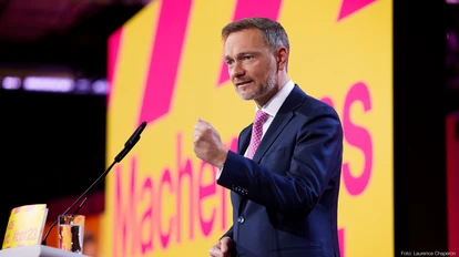 Christian Linder steht am Redepult.