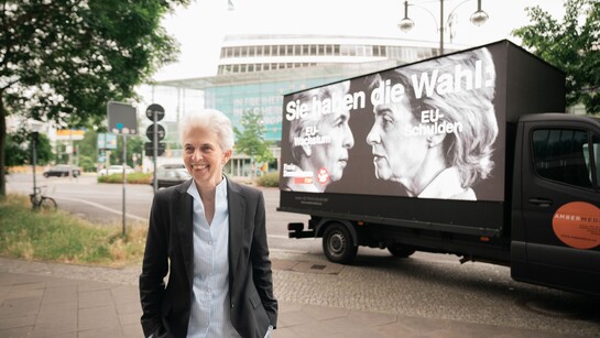 Marie-Agnes Strack-Zimmermann vor dem Konrad-Adenauer-Haus