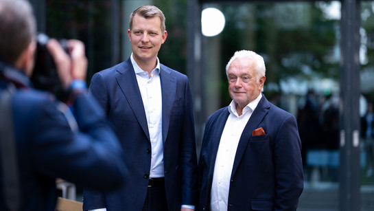 Höne und Kubicki werden fotografiert. 