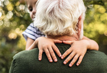 Mann in Rente spielt mit Enkelkind.