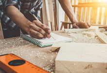 Selbstständiger Handwerker bei der Arbeit.
