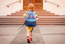 Kind auf dem Weg in die Schule