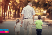 Rente: Großvater geht mit zwei Enkeln an der Hand