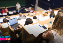 Hochschule: Studierende sitzen im Vorlesungssaal