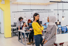 Zwei Frauen im Gespräch in einem Büro
