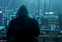 Cybersicherheit: Ein Hacker am Computer