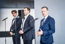 Michael Kellner, Lars Klingbeil und Volker Wissing erläutern den Fahrplan
