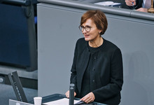 Bettina Stark-Watzinger, Bildungsministerin, spricht im Deutschen Bundestag