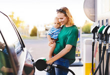 Mutter mit Kind an der Tankstelle