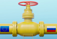 Gaspipeline mir EU-Flagge und russischer Flagge