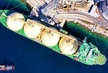LNG Terminal: Tanker am Hafen
