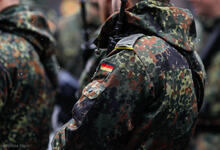 Deutsche Soldaten der Bundeswehr stehen in einer Reihe