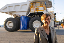 Bettina Stark-Watzinger vor einem Truck, der mit Wassersoff betrieben wird.