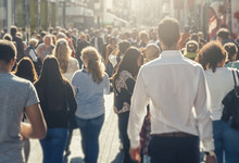 Menschen in der Fußgängerzone