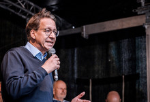 Stefan Birkner, Spitzenkandidat der FDP Niedersachsen, auf der Bühne bei der Bäckerdemo in Hannover
