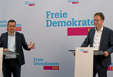 FDP-Generalsekretär Bijan Djir-Sarai und Spitzenkandidat der FDP Niedersachsen, Stefan Birkner