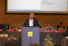 Oliver Kumbartzky auf der Bühne des Landesparteitags der FDP Schleswig-Holstein in Neumünster