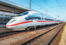 Infrastruktur: Zug auf Schienen an einem Bahnhof