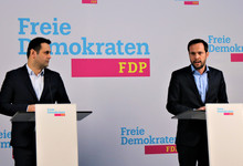 Bijan Djir-Sarai und Martin Hagen auf einer Pressekonferenz der Freien Demokraten im Hans-Dietrich-Genscher-Haus