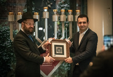 Rabbiner Yehuda Teichtal und FDP-Generalsekretär Bijan Djir-Sarai im Hans-Dietrich-Genscher-Haus vor dem Chanukka-Leuchter