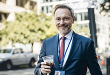Christian Lindner, FDP-Bundesvorsitzender und Finanzminister, läuft eine Straße entlang