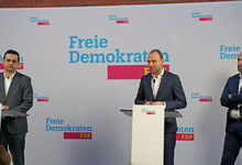 Bijan Djir-Sarai, Sebastian Czaja und Ahmad Mansour bei einer Pressekonferenz der Freien Demokraten