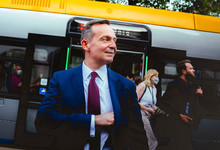 Volker Wissing steigt aus einer Bahn