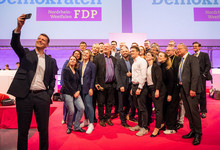 Henning Höne und der Landesvorstand der FDP NRW auf dem Landesparteitag