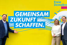 Plakat der FDP Schleswig-Holstein zur Kommunalwahl, auf dem steht: Gemeinsam Zukunft schaffen. 