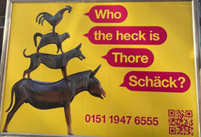 Großfläche der FDP Bremen, auf der die Bremer Stadtmusikanten mit jeweils einer Sprechblase abgebildet sind, in denen steht: Who the heck is Thore Schäck. Darunter ist die Handynummer 0151 1947 6555 und ein QR-Code angegeben