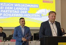 Bijan Djir-Sarai und Oliver Kumbartzky auf dem Parteitag der FDP Schleswig-Holstein