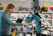 Arbeiter neben Roboterarm