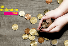 Kind hebt Geld in der Hand