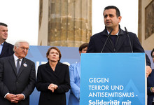 Bijan Djir-Sarai vor dem Brandenburger Tor