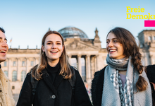 Menschen vor dem Reichstag