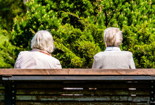 Zwei Frauen auf der Parkbank