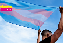 Man mit Transgender Flagge