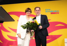 Bettina Stark-Watzinger und Thorsten Lieb auf der Bühne in Hessen. 