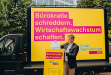 FDP-NRW Aktion "Bürokratie schreddern"