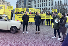 Dürr und Büttner bei dem Protest vorm Bundestag. 