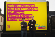 Henning Höne und Filip Günther vor Protest-Slogan. 